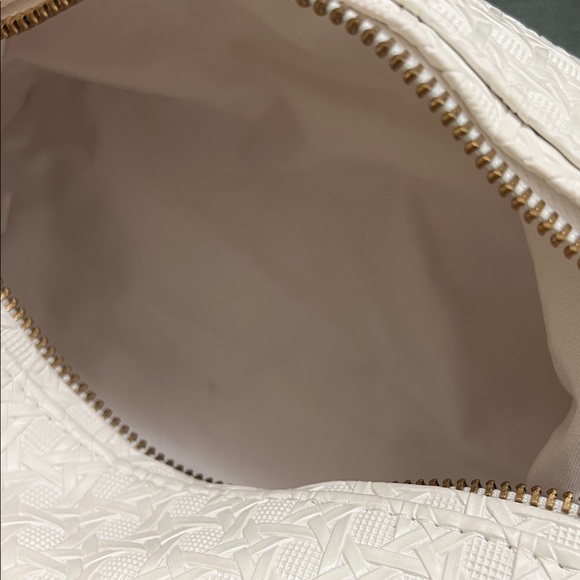 Tory Burch Elegant White Textured Women's Makeup Beauty Travel Bag - Picture 3 of 5